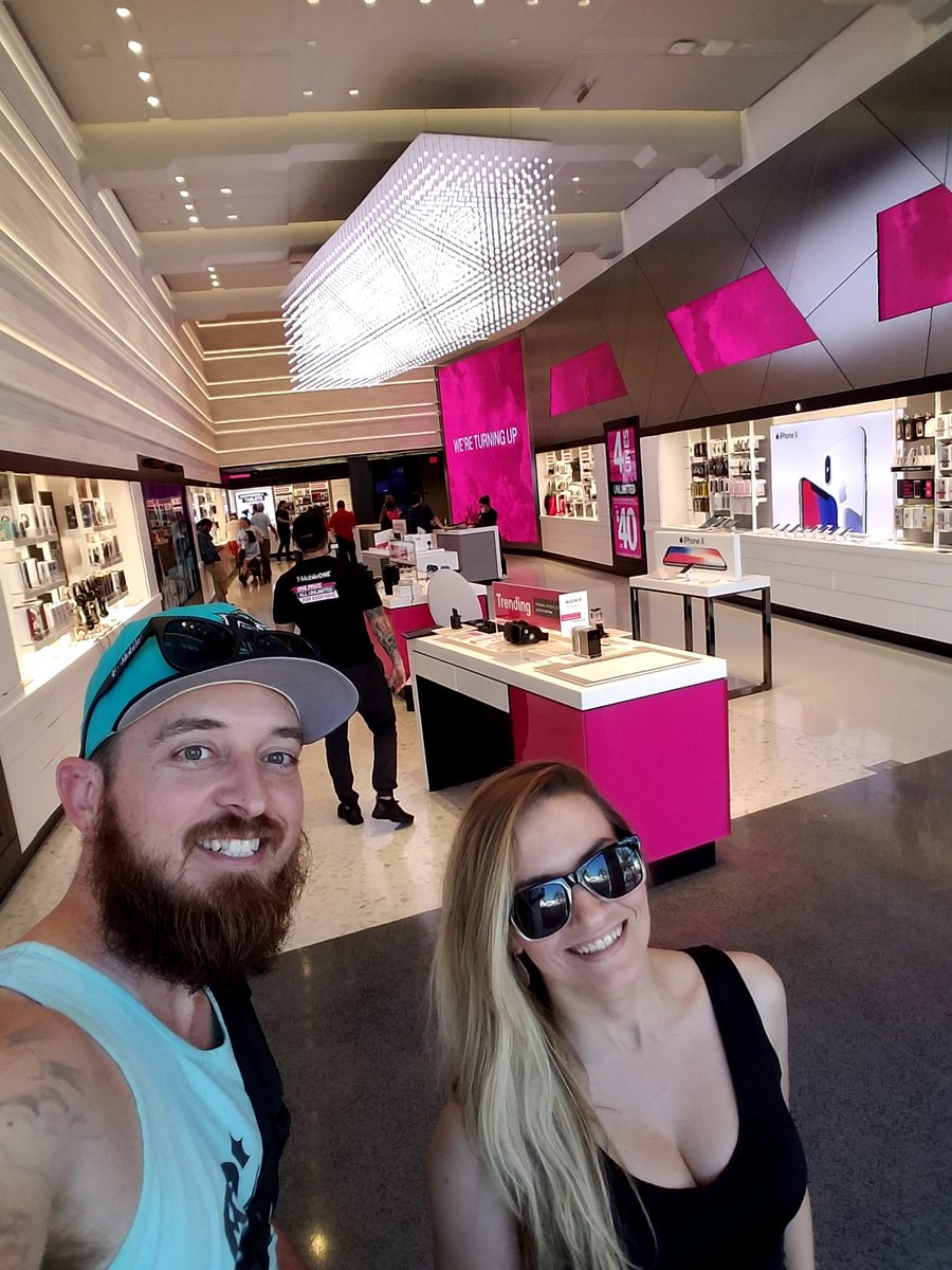b4dewitt's tweet photo. Wife and I stopped into @MiamiTmobile @tmobilemiami  checking out the Southbeach Signature store!! #TMobile #store8677inmiami  #tampawest #theyhavecoolstuff #nextsignaturestoretampaplease https://t.co/2DAIe1wLfp