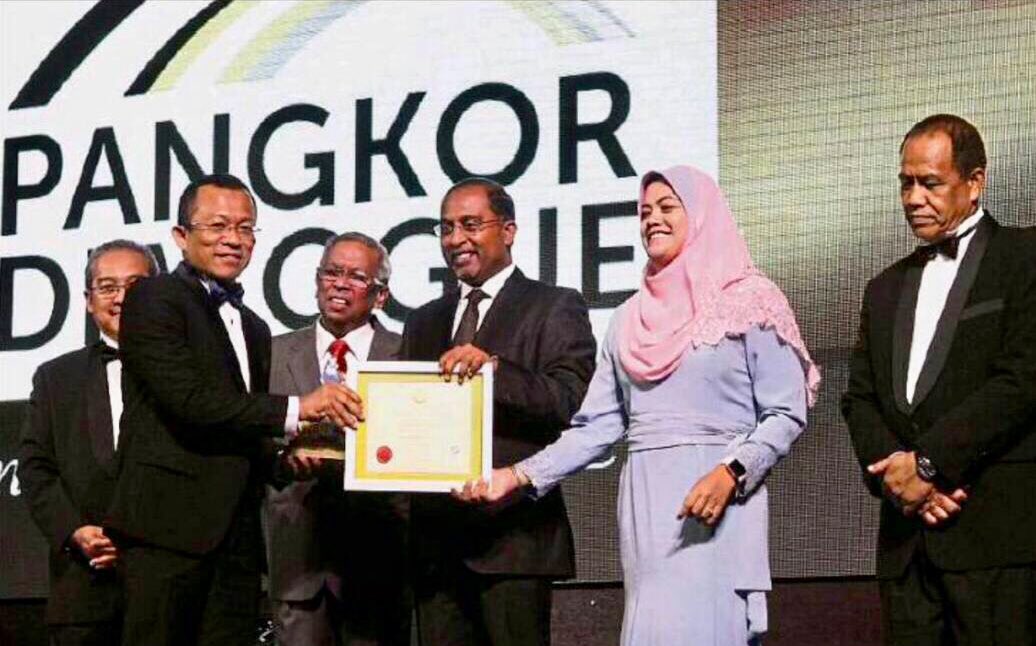 PangkorDialogue's tweet photo. Dr Mazalan Kamis accepting The Best Tourism Event Award for Pangkor Dialogue  from Menteri Besar of Perak during the event last night. https://t.co/qvt5xG70ix