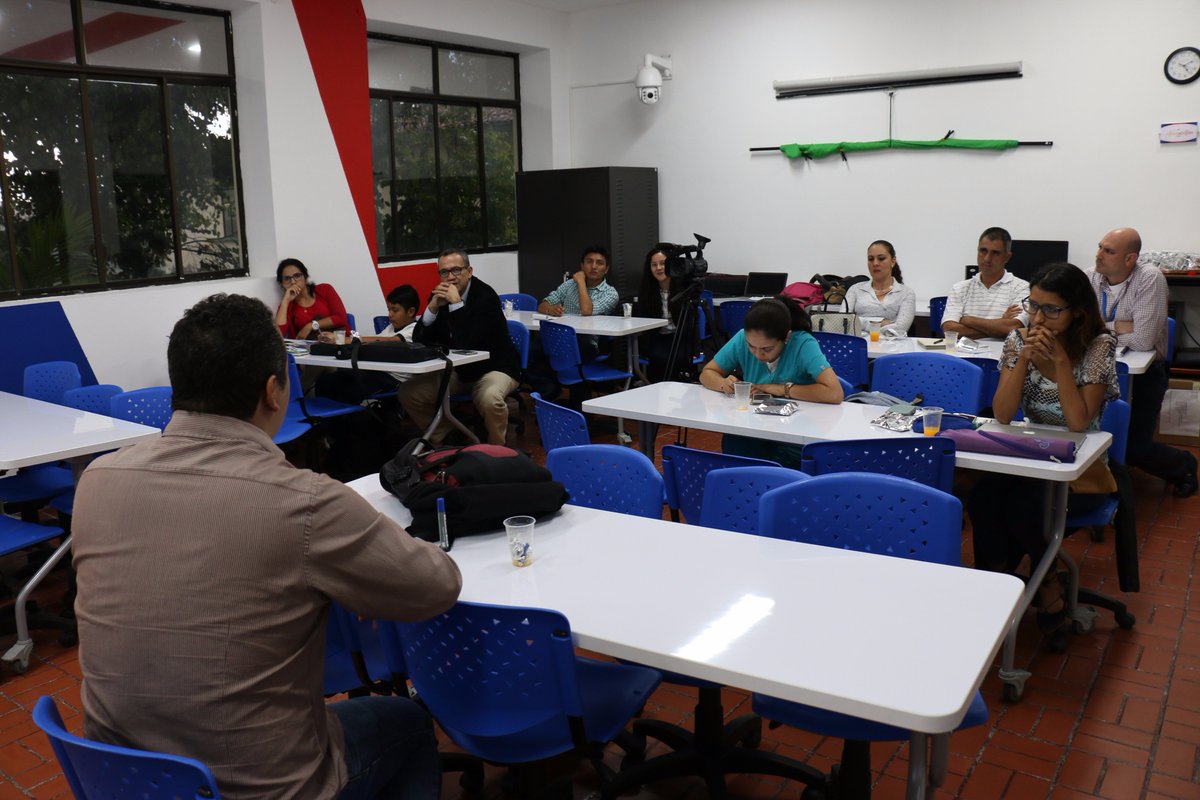 RedInnovAccion's tweet photo. Con miembros de @REmprendeCauca desarrollamos hoy taller de #ComunidadesDePráctica.

#InnovAcciónCauca https://t.co/XHi28Zo26s