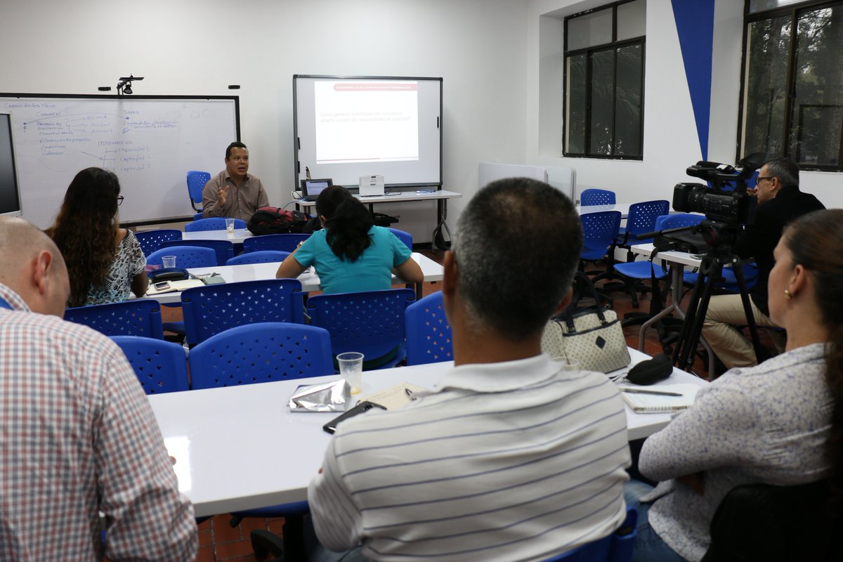 RedInnovAccion's tweet photo. Con miembros de @REmprendeCauca desarrollamos hoy taller de #ComunidadesDePráctica.

#InnovAcciónCauca https://t.co/XHi28Zo26s