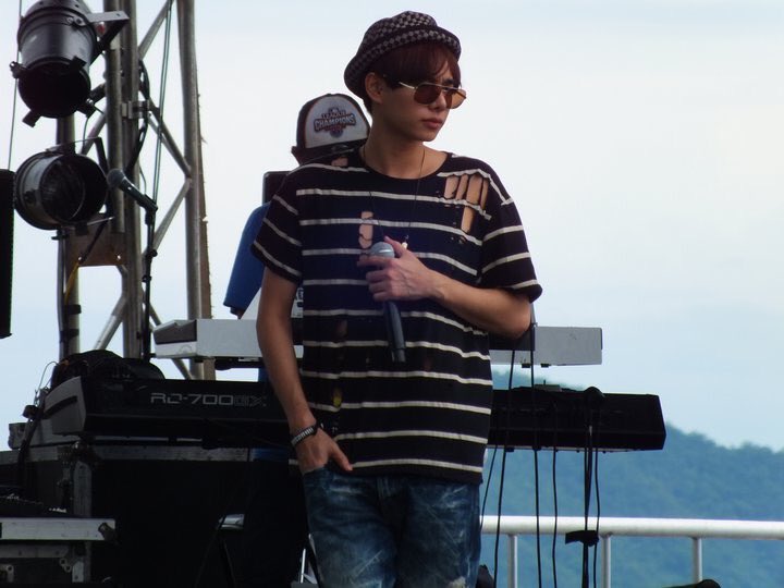 pheungy7's tweet photo. แฟชึ่นเสื้อขาดปั๋วไม่ใช่เพิ่งมีนาจา...เป็นสตัลย์มานานแล้ว แต่ประเด็นคือ มันตัวละเจ็ดพ๊าน 😱😱
cr.Z-rebrum /WHATPALITWEARS
#เป๊กผลิตโชค https://t.co/JutMfl6buL