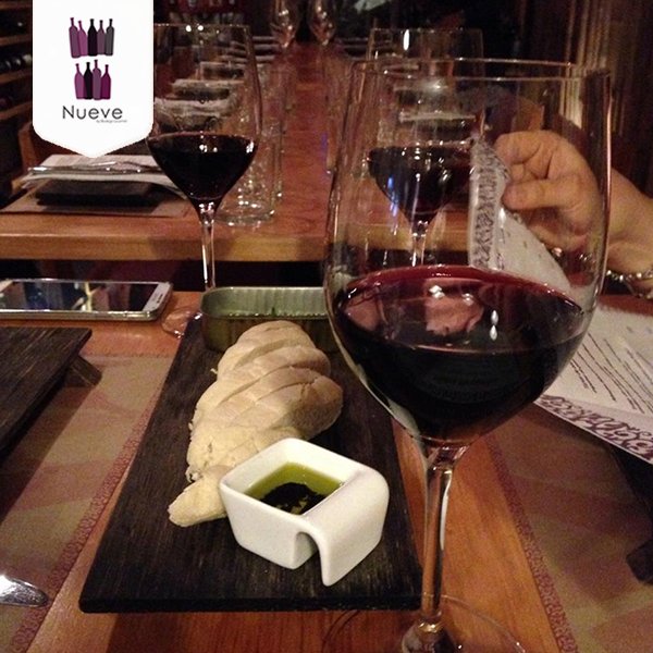 ¿Y hoy qué te hace feliz? Nosotros te tenemos la respuesta, una increíble copa de vino.