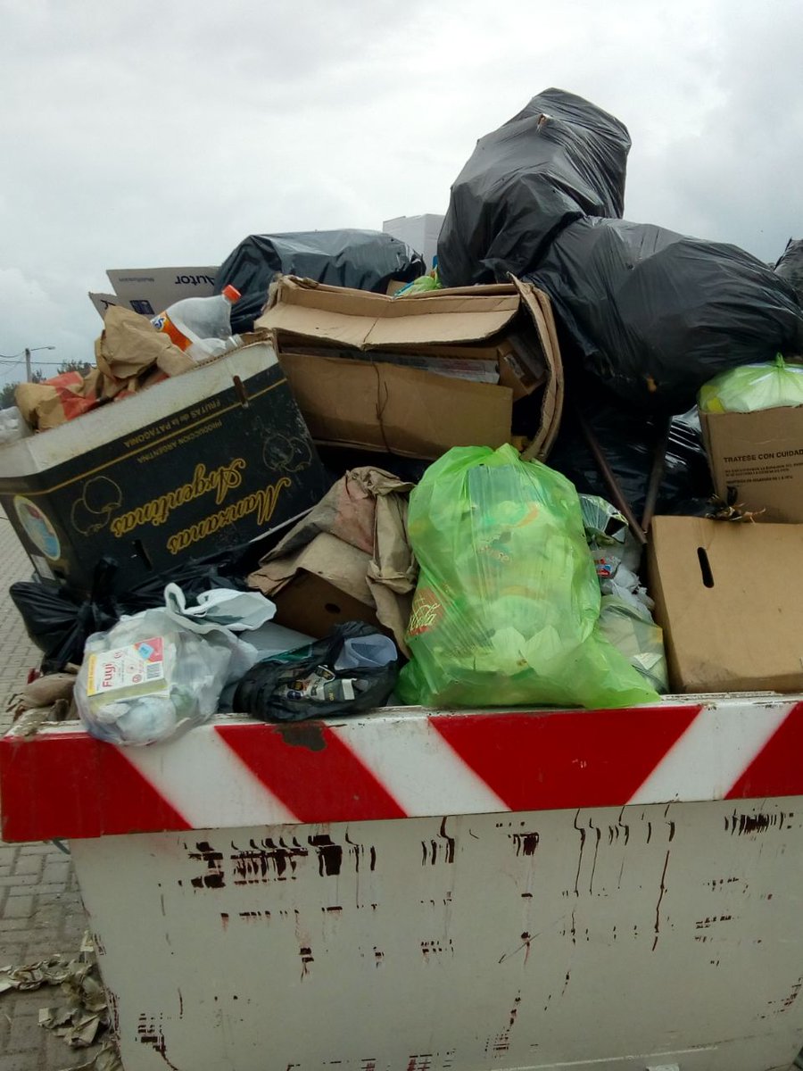 NoePereyraRoza's tweet photo. @AmbienteMuni es imposible vivir en medio de la basura en #PereyraRozas @eltribuno @GustavoSaenzOK @Normandoz01 https://t.co/RmAQN5EsOr