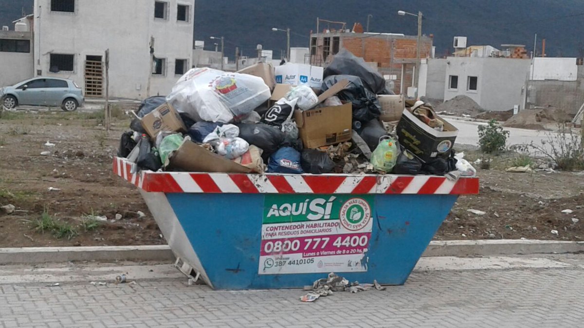 Silvana67445288's tweet photo. #buenmartes #pereyrarozas huele a basural por los contenedores atiborrados, recolección domiciliaria urgente, los contenedores ya no sirven @normandoz01 @fedecasas22 @ambientemuni @gustavosaenzok @LaGacetaSalta https://t.co/5TRfnWxchP