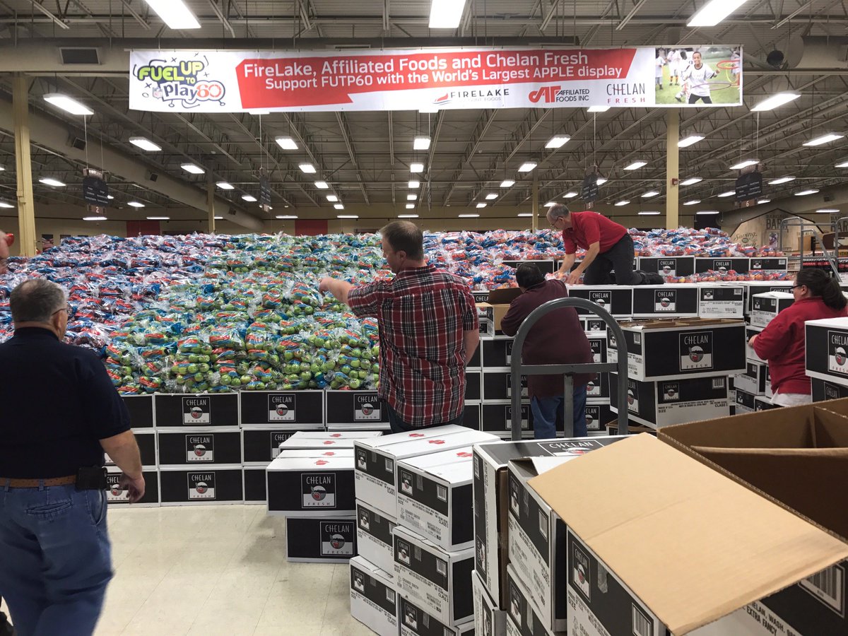 Chelan Fresh staff help build the #WorldsLargest Apple Display in Shawnee, OK! 🍎🍏 #ApplesForDays #FuelGreatness #ProduceDisplay