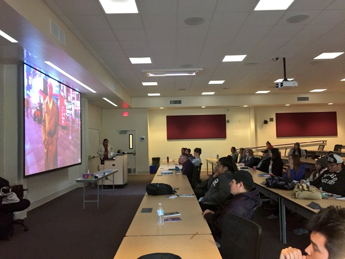 CFMLeigh's tweet image. Met a lot of talented #nativejournalists @HaskellUtoday! Thanks @rhondalevaldo for having me in class! #nativeamerica #indiancountry #kansas