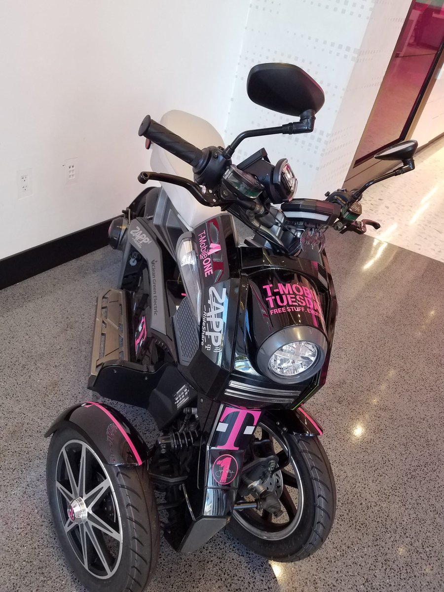 b4dewitt's tweet photo. @JohnLegere you left your ride in South Beach #TMobile #miamitmobile #tmobilemiami  #ibleedmagenta #BeMagenta #tmobiletuesday  #letmeborrowforaneventplease https://t.co/3hY7peGCvg