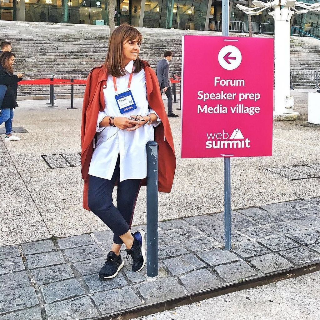 susanapchaves's tweet photo. Some will say #ootd, I will say: where's the emergency exit? 😅Oh, and yes, new hair, bla bla. 💁🏻#websummit #stagef… https://t.co/Prf4srDnTr https://t.co/HnVN6vnNqS
