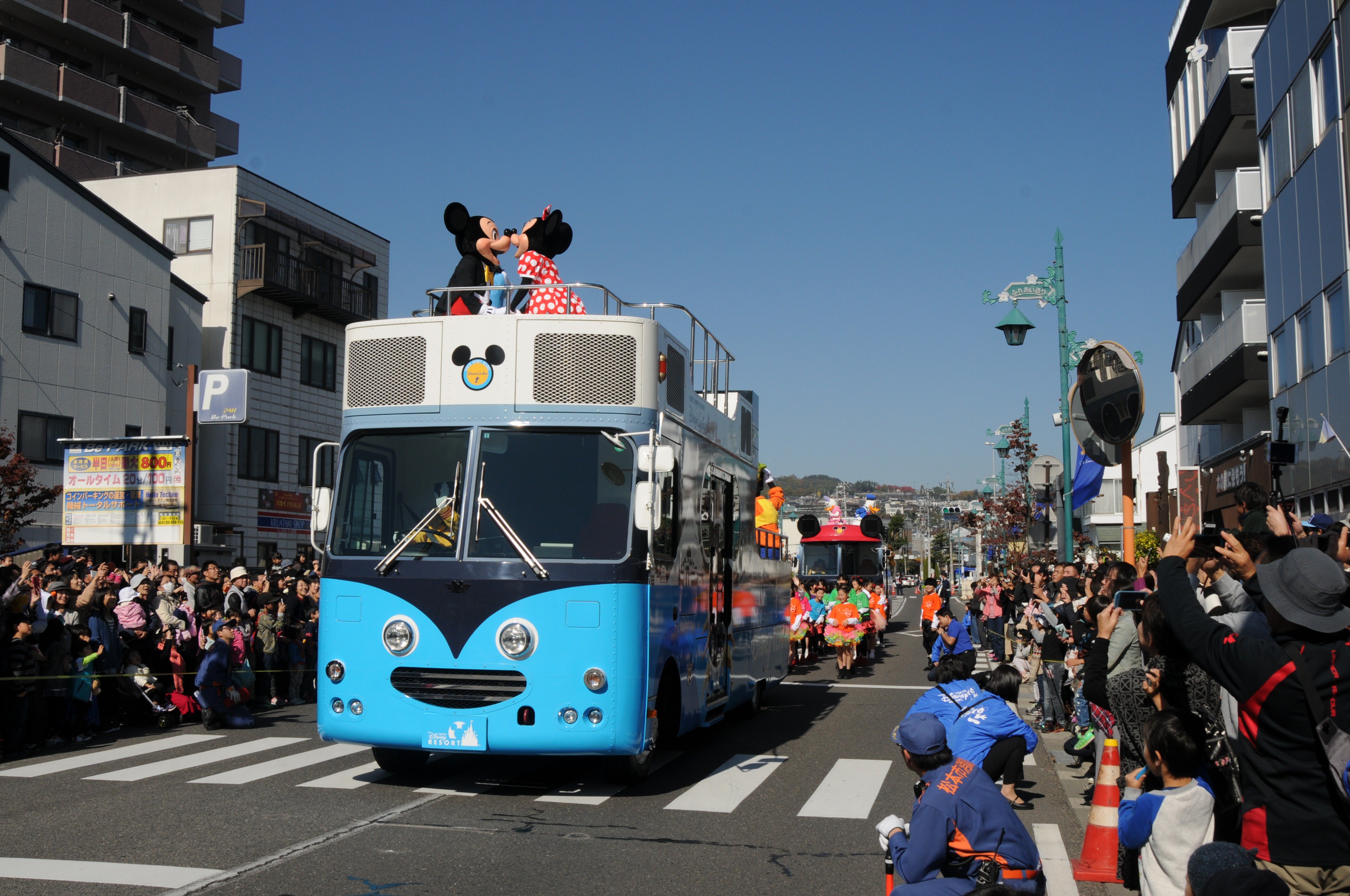長野県松本市 第60回まつもと市民祭松本まつり 松本市市制施行110周年記念と市民祭60回の節目を記念して ディズニーの人気キャラクターによるスペシャルパレードが行われました 観客たちは 大きな歓声を上げながら手を振ったり 写真を撮ったりしてい