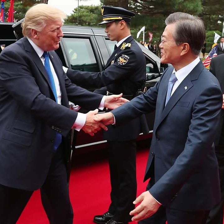 KoreanizedKR's tweet photo. Best photos of President Trump's visit to Seoul, South Korea. November 7th, 2017. 1 of 3 

#SouthKorea #POTUSinAsia #DonaldTrump #Koreanized https://t.co/QfUDWLKAVg