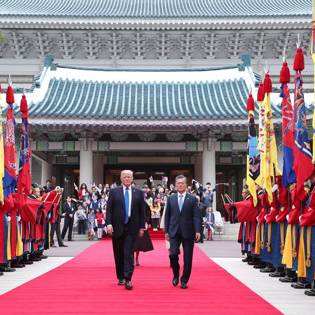 KoreanizedKR's tweet photo. Best photos of President Trump's visit to Seoul, South Korea. November 7th, 2017. 2 of 3 

#SouthKorea #POTUSinAsia #DonaldTrump #Koreanized https://t.co/JELlqnHXBR