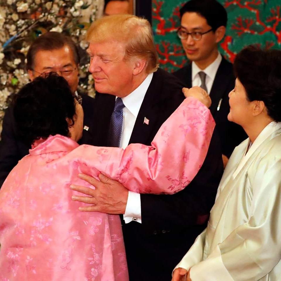 KoreanizedKR's tweet photo. Best photos of President Trump's visit to Seoul, South Korea. November 7th, 2017. 2 of 3 

#SouthKorea #POTUSinAsia #DonaldTrump #Koreanized https://t.co/JELlqnHXBR