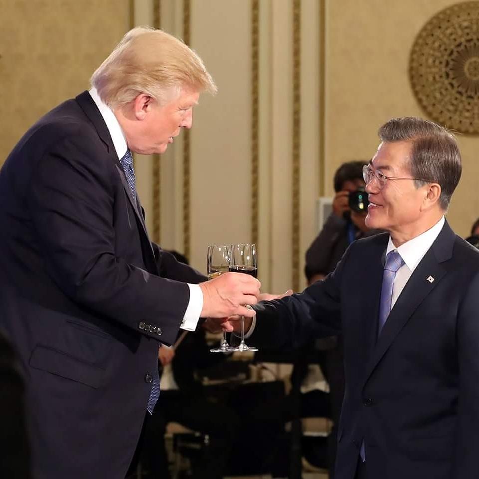 KoreanizedKR's tweet photo. Best photos of President Trump's visit to Seoul, South Korea. November 7th, 2017. 3 of 3 

#SouthKorea #POTUSinAsia #DonaldTrump #Koreanized https://t.co/qHDCz6YcrA