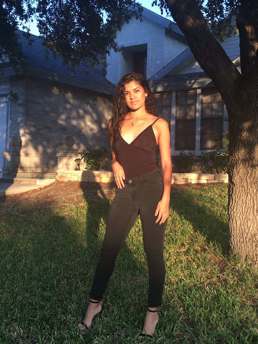 Andrea1Sanchezz's tweet photo. Zendaya✨ #seniorweekday2 https://t.co/6n3EsUzwIQ