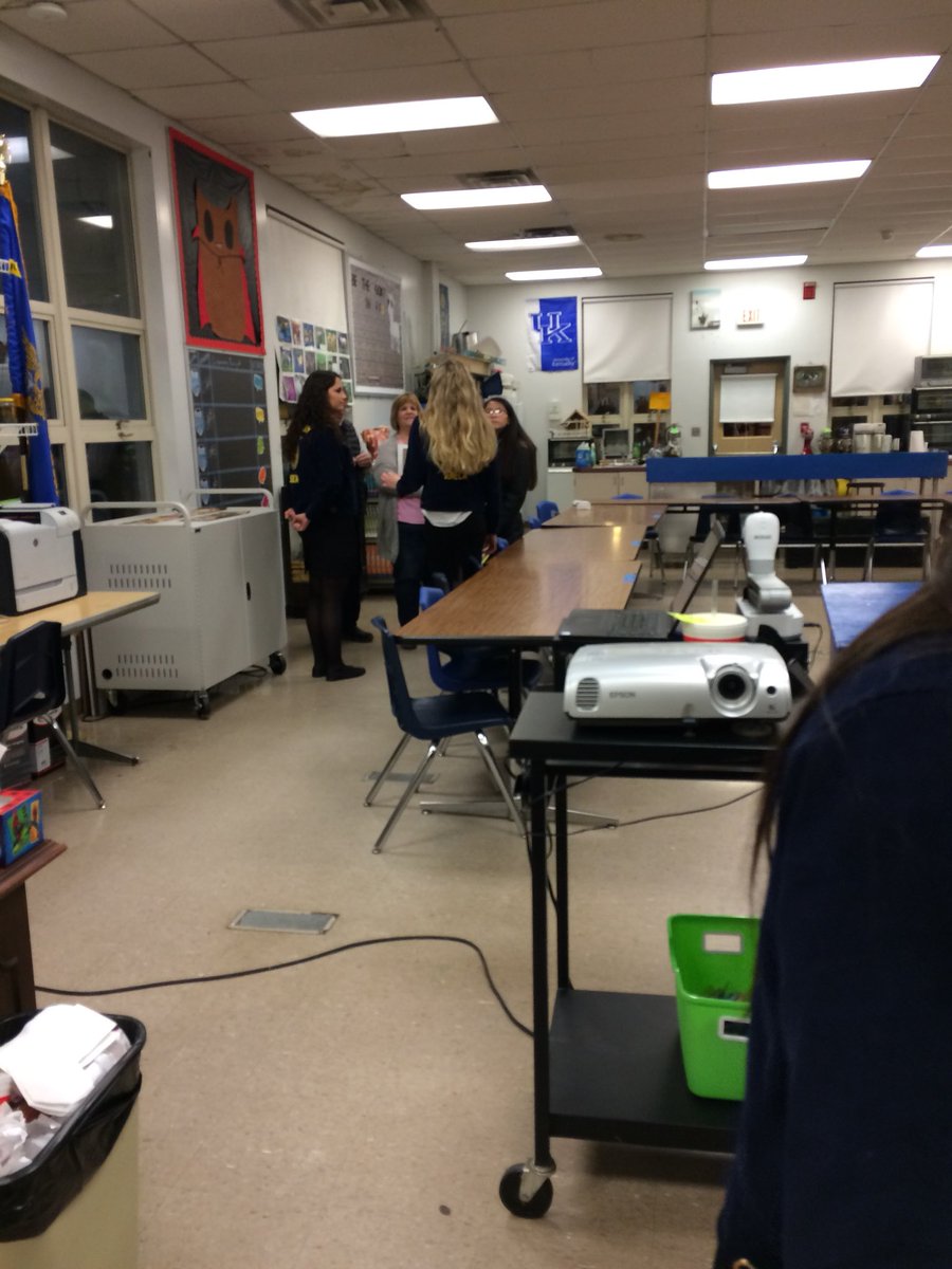 SenecaFFAKy's tweet photo. Open House was a blast! Thank you to those who helped!๐๐ #UrbanAG #SenecaFFA #LivingToServe https://t.co/lRA6Ls5rzP
