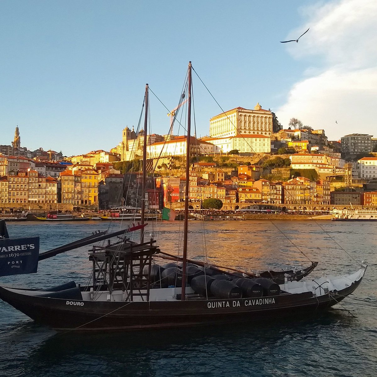 Estelamgm's tweet photo. ¿Con quién te gustaría compartir un buen vino viendo este atardecer en #Oporto? ¡Cuéntamelo! https://t.co/HqtfALpDF1
