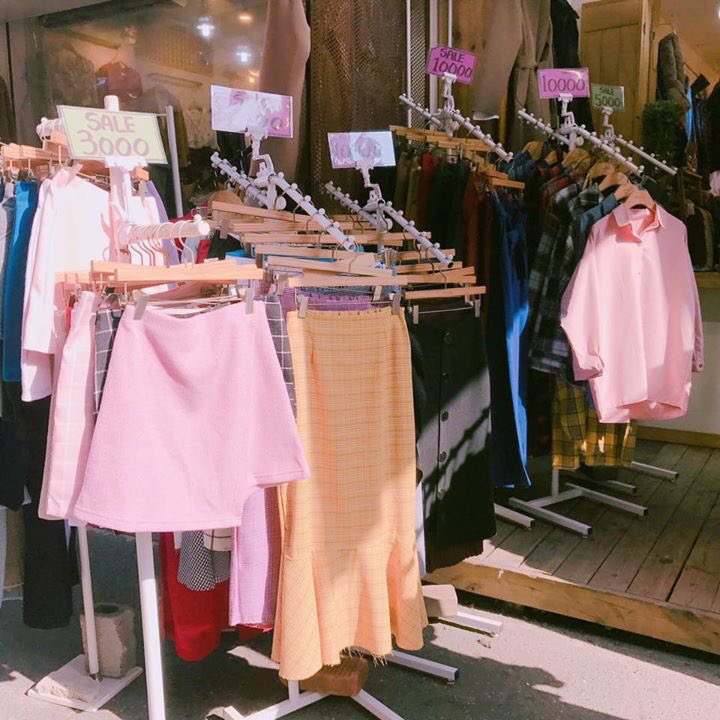 pinku_tai's tweet photo. GamJa Guesthouse มาอัพเดทเทรนเสื้อผ้า ฤดูใบไม้ร่วงย่านอีฮวาฮะ ราคาส่วนใหญ่5,000￦(150บาท) แหล่งล้มละลายดีๆนี่เอง ราคาถูกเพราะส่วนใหญ่ไว้ขายนักศึกษาเน้ออ #รีวิวเกาหลี https://t.co/7uL0kVcQYC