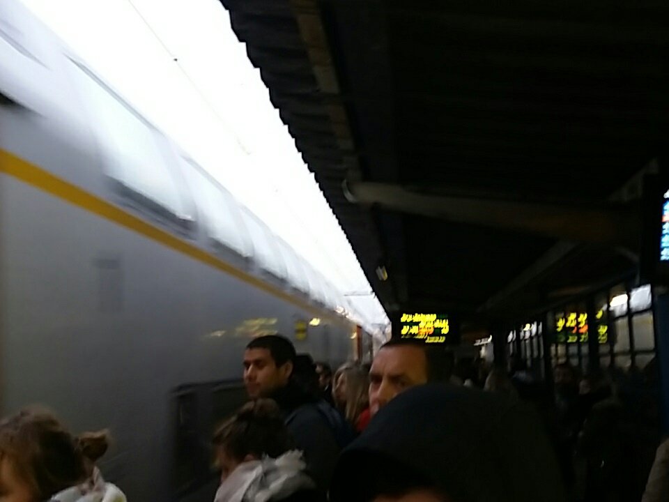 Énorme bazar en gare d Ottignies à nouveau...   un train à l arrêt en gare perturbe le trafic des centaines de voyageurs ont été bloqués