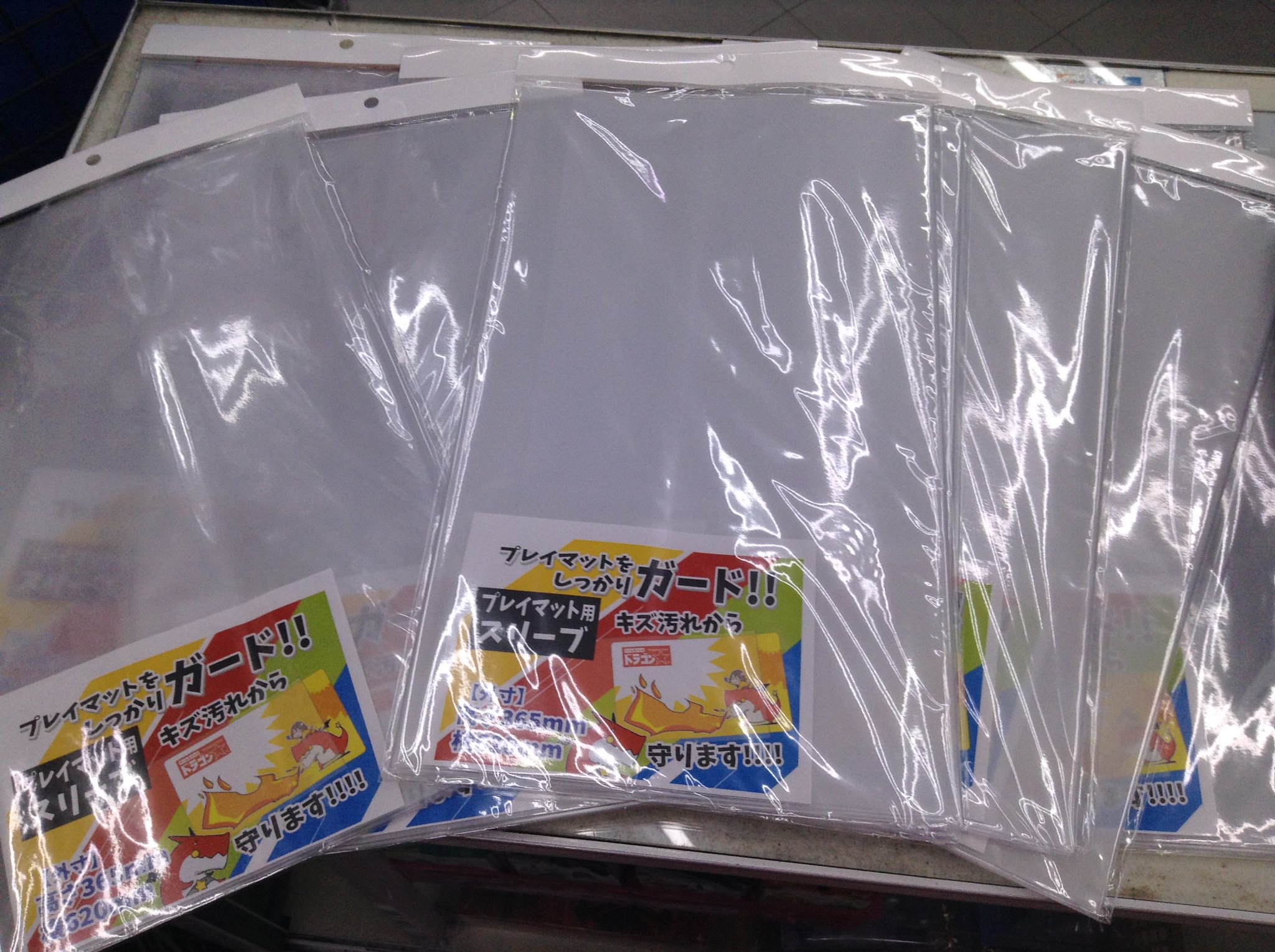 ドラゴンスター日本橋本店 Vgdスタートデッキ発売中 サプライ ドラスタオリジナルサプライに プレイマット用スリーブ 480円 税込 が新登場 お気に入りのプレイマットを使いたいけど汚したくないという方にオススメ 片面はつるつる もう片面は