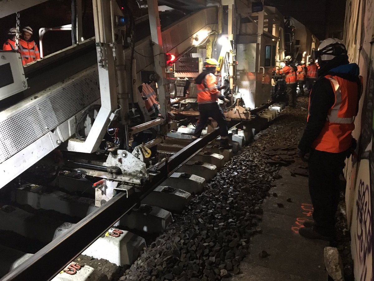 DanielGardeux's tweet photo. La Suite Rapide Zone dense dédiée aux enjeux de renouvellement des voies en IDF est depuis 10 jours au coeur du @RERC_SNCF. Ici à Juvisy. https://t.co/NeV8AUXSDX