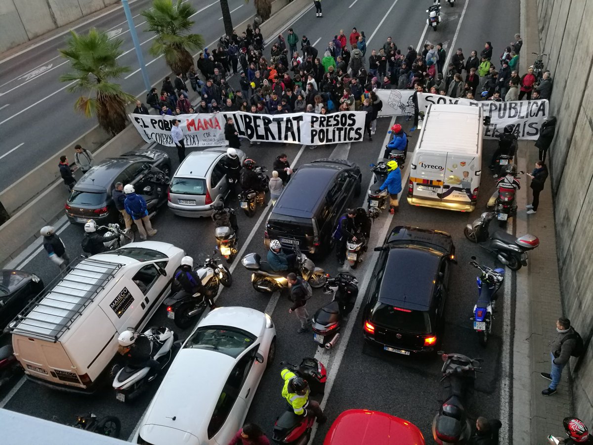 📣 VAGA GENERAL | Avui estem aturant el país:
▪ Llibertat presos polítics
▪ No 155
▪ Construïm la República
▪ Drets socials i laborals. Vida digna.
#VagaGeneral8N