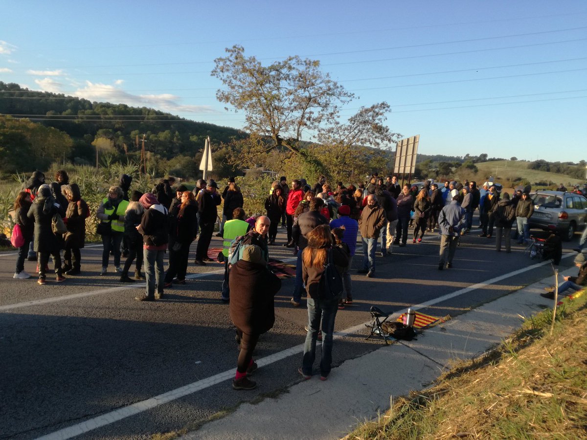 Continuem forts al mig la 1413a. <a href="/La_Directa/">Directa</a> <a href="/transit/">Trànsit</a> <a href="/rac1/">RAC1</a> <a href="/maticatradio/">El matí de Catalunya Ràdio</a> <a href="/elsotcat/">El Sot.cat</a>