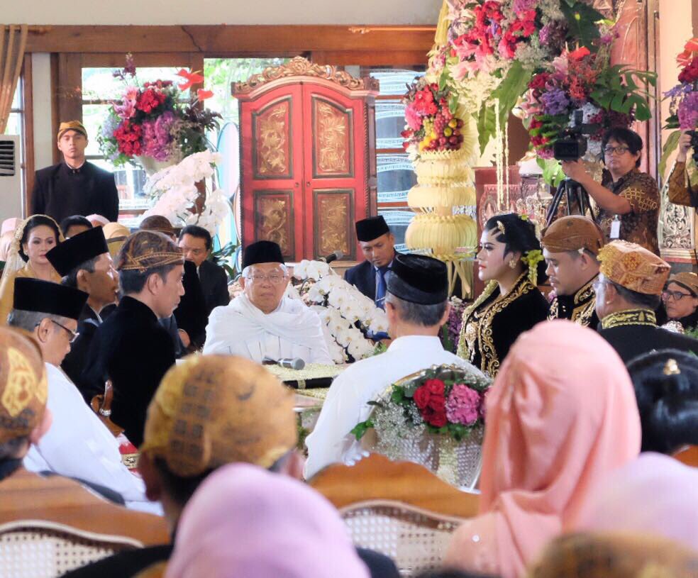 Alhamdulillah, ijab qabul pernikahan Kahiyang dan Bobby Nasution berjalan dengan lancar. Mohon doa, agar mereka selalu dipenuhi dengan cinta dan kasih sayang, membangun keluarga yang baru -Jkw