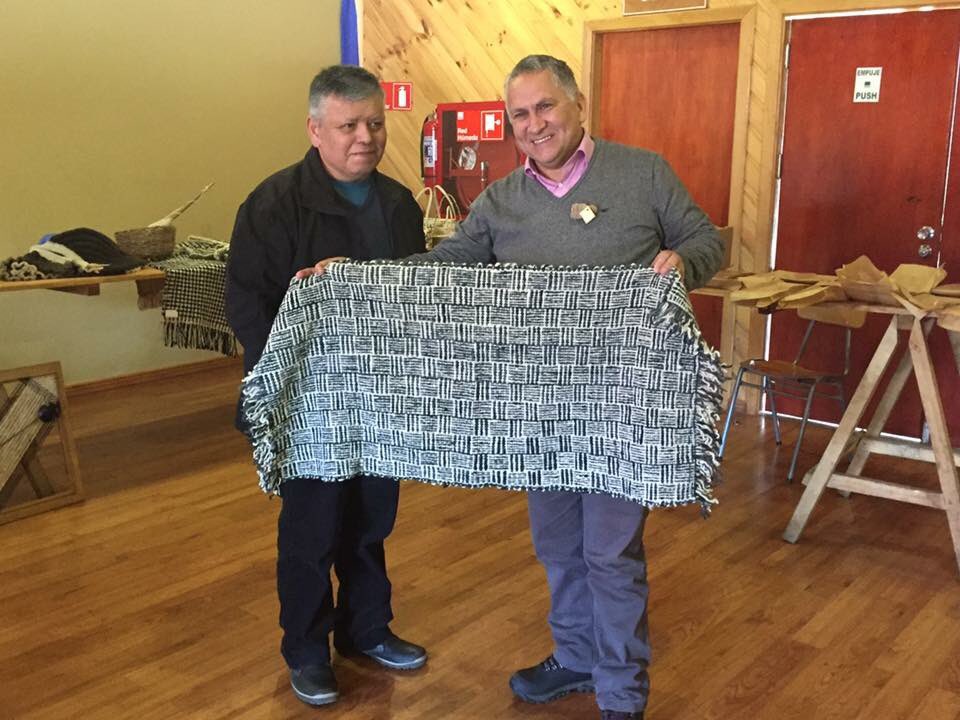 Alcalde_CGomez's tweet photo. Saludamos a todos los artesan@s de #Ancud, que con su talento y habilidades elaboran objetos únicos e invaluables que representan nuestro legado cultural y patrimonial. Ayer en su día quisimos reconocer a los artesanos que desarrollan su oficio en la feria y mercado municipal. https://t.co/EnAz5x3hHa