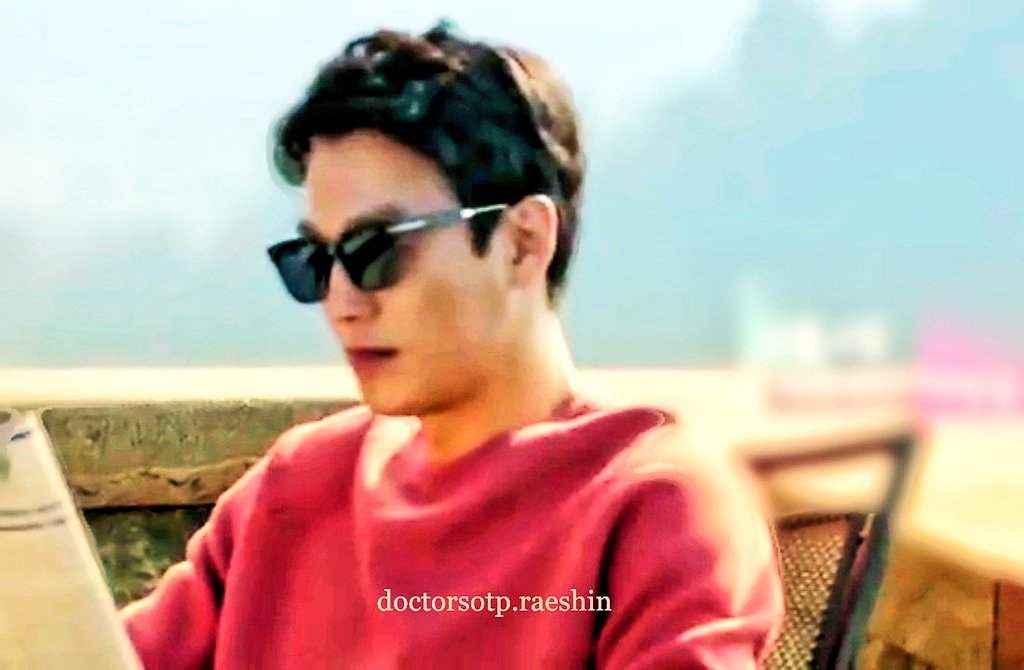Doctors_RaeShin's tweet photo. Aigooo... Is he aware that he's becoming more handsome?!  💕💕💕
#KimRaeWon
#BlackKnight
#Doctors https://t.co/5yZRW8yVmc