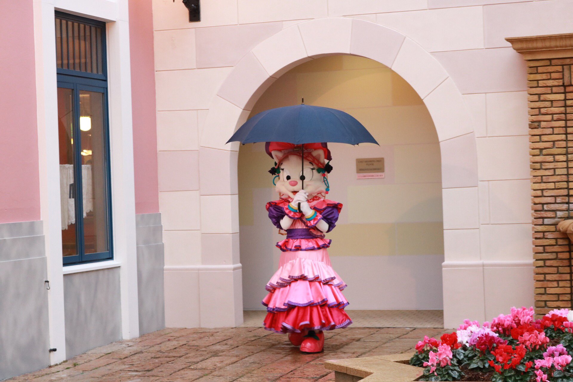 パルケアミーゴ 雨の日は傘をさしてお散歩 志摩スペイン村 パルケエスパーニャ スペイン村 パルケ 伊勢志摩 三重県 志摩 テーマパーク ダルちゃん ダルシネア キャラクター グリーティング キャラグリ 秋 秋パルケ 冬パルケ かわいい