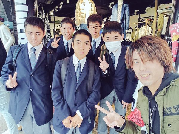 O Xrhsths Diviner 大阪本店 Sto Twitter 店の前をフラーっとしていた高校生がまさかの倉吉総合産業高校の生徒さんでテンション 倉吉に大阪王将できた話で盛り上がれるところ最高でした やっぱり地元話は楽しいですね また大阪に来た際は遊びに来て