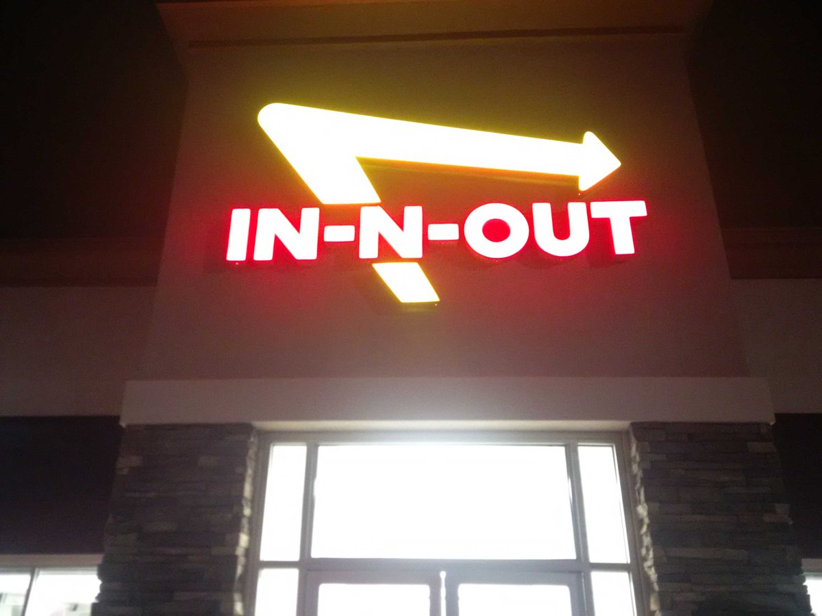 SwOttMasters's tweet photo. Post swim refuel. Yeah, Canada needs this chain #InNOutBurgers. Need to swim again. https://t.co/nXR1uE96J7