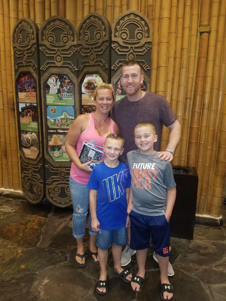 jill1317's tweet photo. @FlavaFraz21 my night was made by meeting you tonight!!  Thank you so much for taking pics with us!  You were so kind and humble! https://t.co/qgFH8ASU2Q