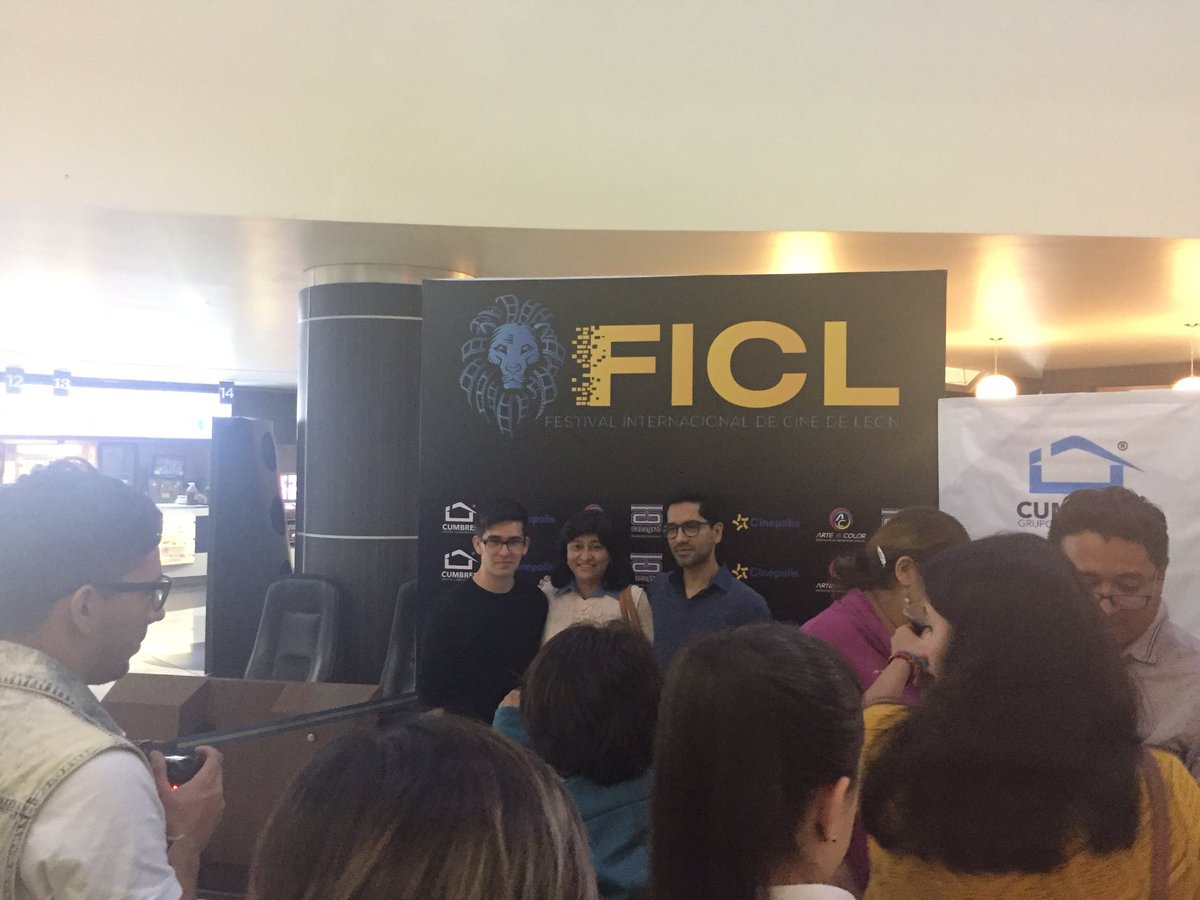 FICLeon's tweet photo. Fotos de los asistentes con nuestros invitados especiales. @grupocumbres patrocinador oficial. https://t.co/v1uoHrEsLM