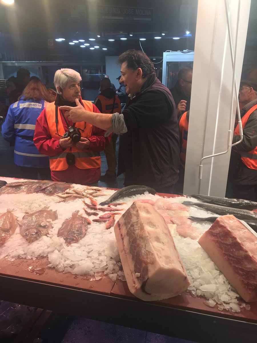 ana_asm's tweet photo. En @mercamadrid_hoy de la mano de @consumidores aprendiendo a comprar #pescado: “Necesitamos que el consumidor exija calidad” nos dicen. https://t.co/OPtm08JPUt