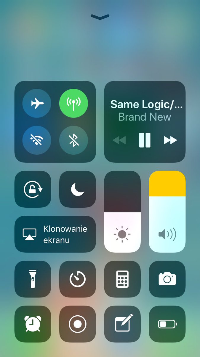 paradoksy's tweet photo. Kiedyś z szybkiego dostępu do odtwarzacza szło się przenieść od razu do Spotify, a teraz kupsko. #iOSthings https://t.co/ZxXerYt7lr