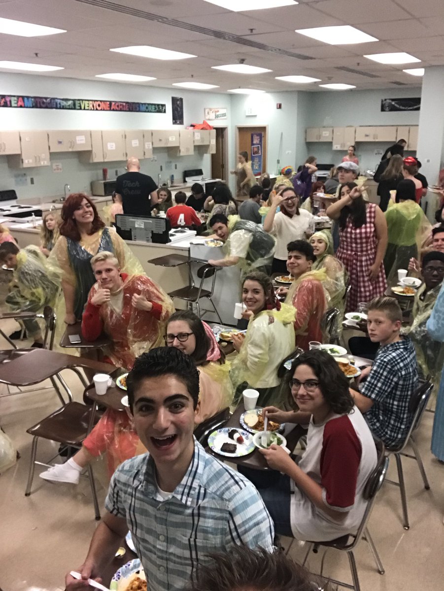 cvchoirs's tweet photo. Big fish cast and crew Food time!
#BigFishBigFun
#BigFishBigDish
#CVBigFish https://t.co/9si29UJren