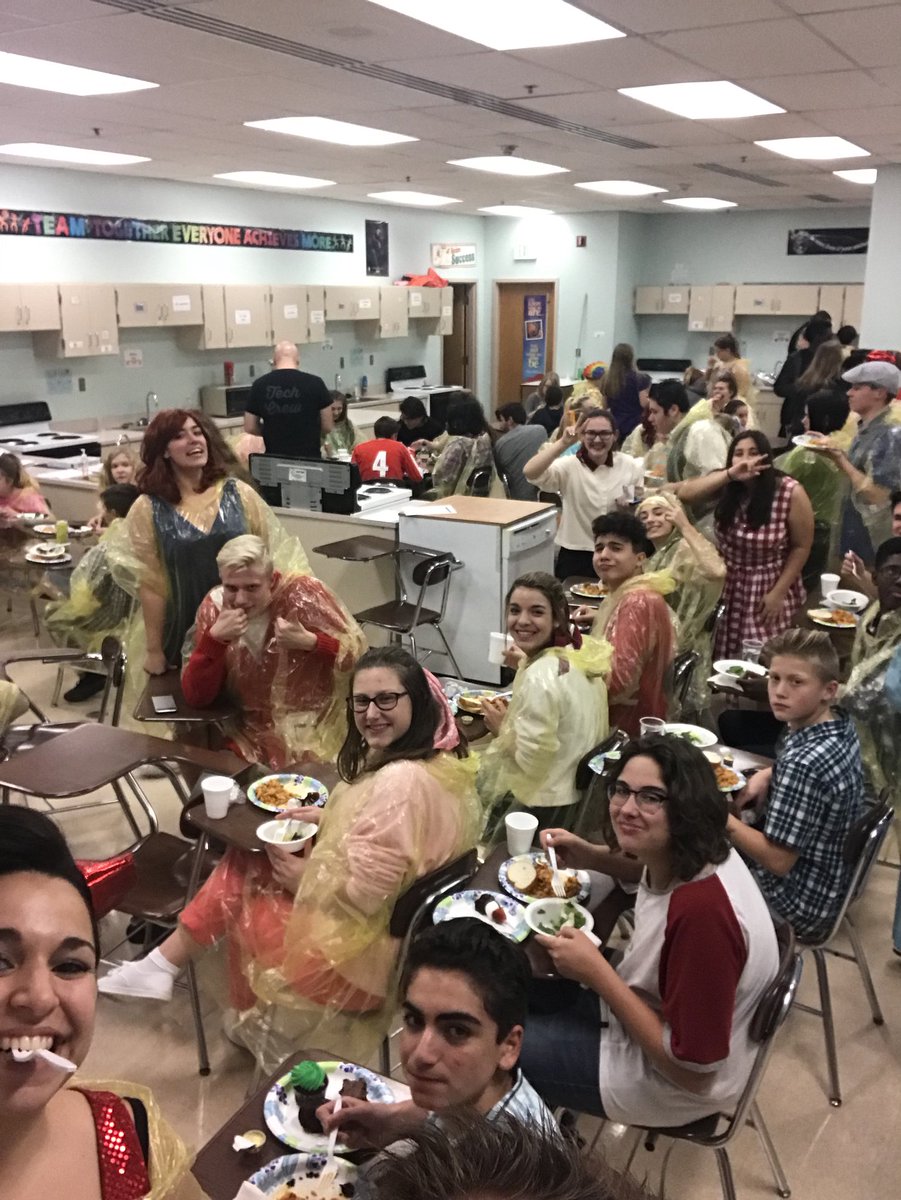 cvchoirs's tweet photo. Big fish cast and crew Food time!
#BigFishBigFun
#BigFishBigDish
#CVBigFish https://t.co/9si29UJren