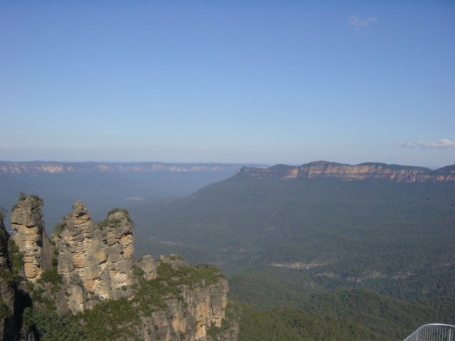 AustraliaPics's tweet photo. The Three Sisters sandstone rock formation is one of Australia's best-known attractions in the Blue Mountains #Sydney #NSW #MountainRange #Scenery #SteepCliffs #Forests #Waterfalls #TouristAttraction https://t.co/evtIZajt1d