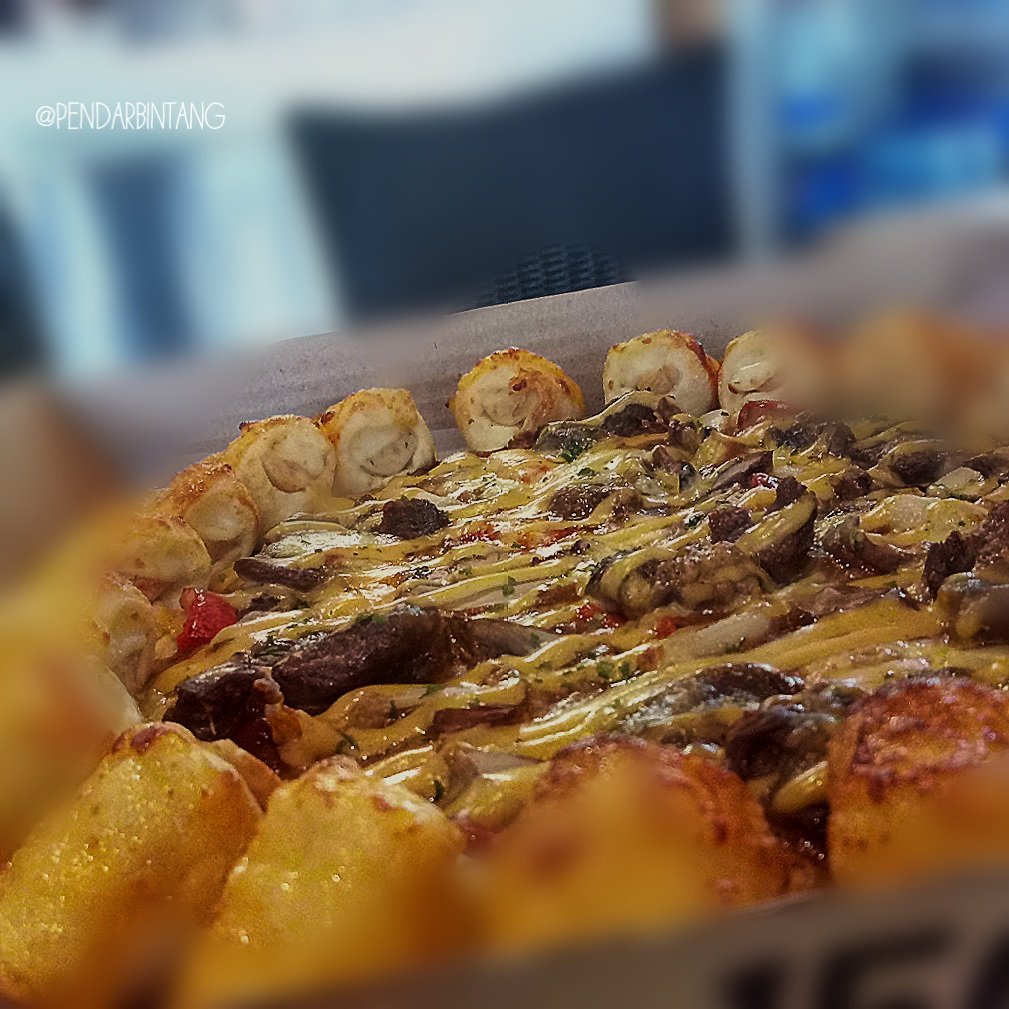 PendarBintang's tweet photo. Pastikan legit rasa 100% daging import di setiap gigitan #grilledsteakpizza #phdid #adadiapp #menubaru dari @phd_id https://t.co/srhMaxUm4l