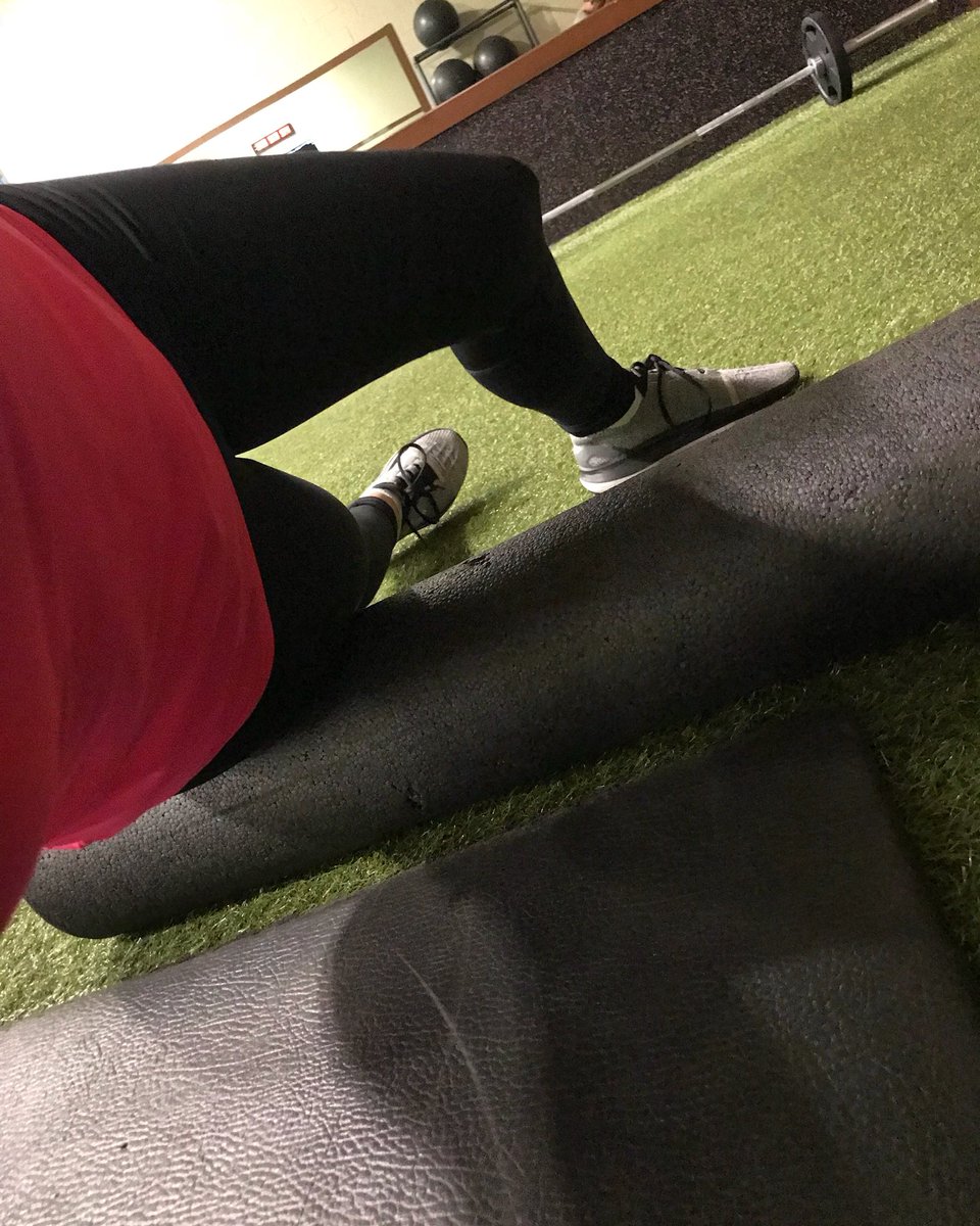 foreverevolve23's tweet photo. It’s not a deep tissue massage but it will have to do😩.                              #ithurtsogood  #stretch #fitness  #flexabilty https://t.co/sjk8iBQEIg