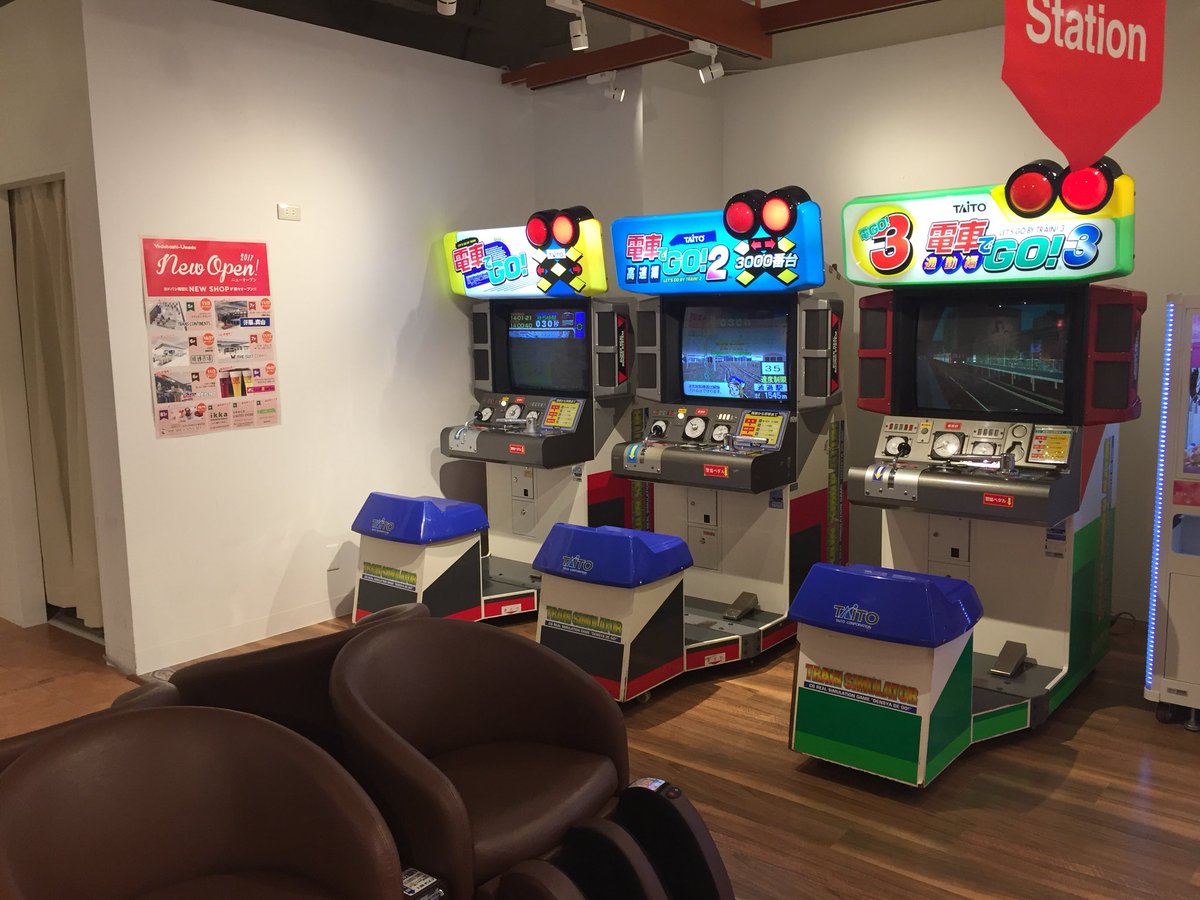 Blue Sky 梅田ヨドバシカメラ5階テナントフロア 両エスカレーターの間 南側に小さいゲーセンがあるんだけど ここで14日から新型電車でgo が稼働するみたい 電車でgo