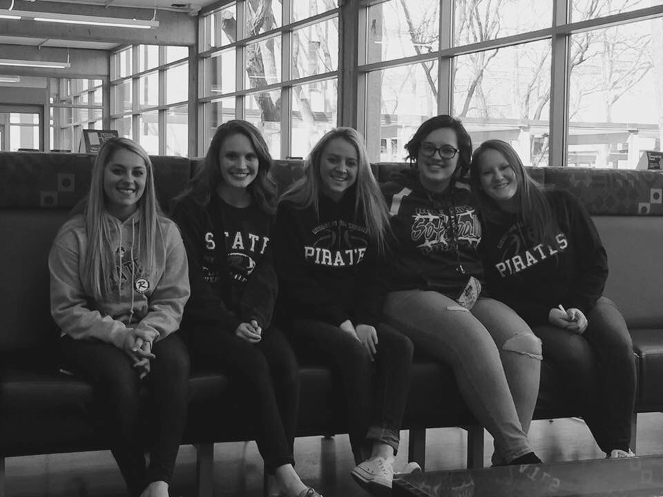 Jas_abryant3's tweet photo. Wow, I️ miss you 4 so much my heart actually hurts. I️ am so unbelievably proud of each and every one of you. I️ don’t know how I️ got blessed with such amazing best friends but I’m so happy I️ did. Sleepover when we’re all home?😪💕 @abbyproffittt @StephensAubrey https://t.co/NXC9e41Wl0