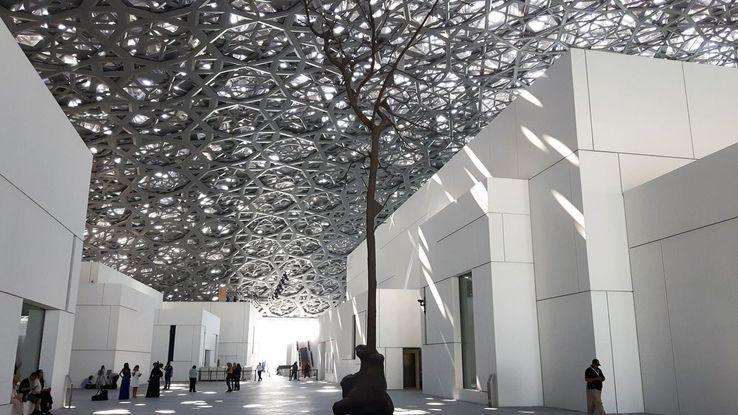 FC_actu's tweet photo. Paris et Abu Dhabi seront unis à partir de ce mercredi par un musée du Louvre. Projet unique en son genre. Mais à quel prix ?  #LouvreAbuDhabi   https://t.co/yVALpuuTza https://t.co/Wpy25MSczo