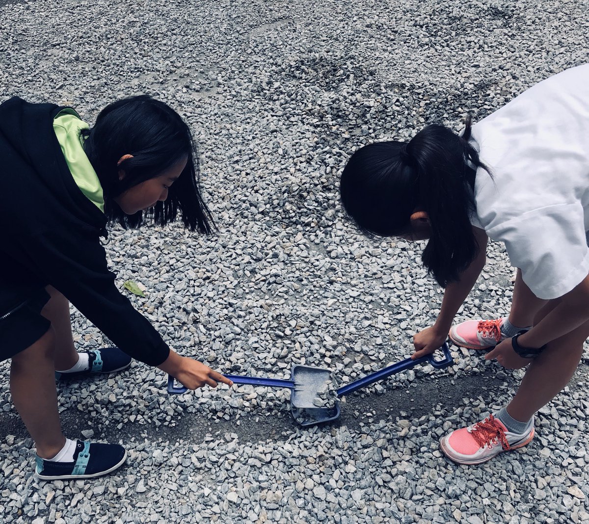 artsthailand's tweet photo. Large-scale image making with resident artist @enrico_migotto and IEP students #drawyourfuture #PTIS #IBworldschool #educationforcreativity https://t.co/I7pjU0dOb5