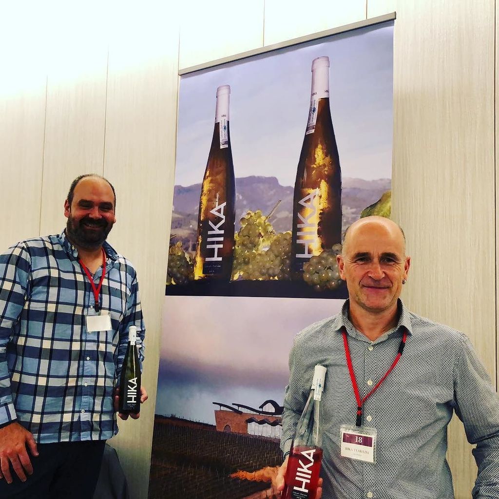 八芳園で今日が最終日の「スペイン グルメフェア」。サンセバスチャン近くのワイナリー「HIKA TXAKOLINA(イカチャコリナ)」に招待さられてやってきた。なんともフレッシュなワイン。輸入者募集中。このイベント大人の天国！そし… ift.tt/2iCEf8E