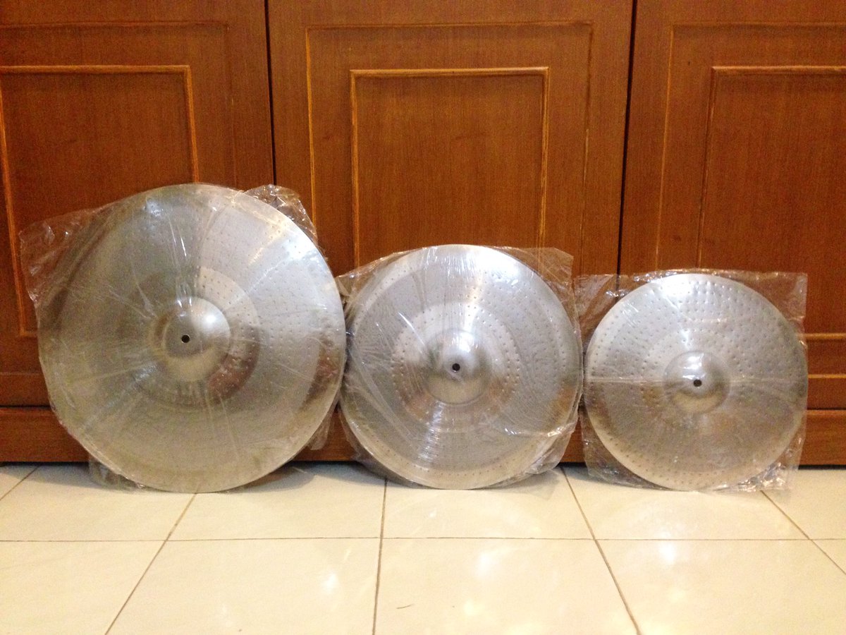 Cymbal Artemis 1 set, isi: Hihat 14", Crash 16", Ride 20". 100% BARU. Bahan Nickel. Harga 750rb u/ semuanya. WA 08170983012 <a href="/DrumBagus/">@DrumBagus</a>