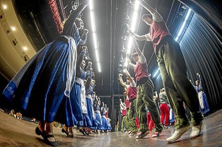 Literatur antzerki dantzatua naiz.eus/eu/hemeroteca/… ‘Martin Zalakain’ ikuskizuna, <a href="/arianekamio/">Ariane Kamio</a> ren eskutik