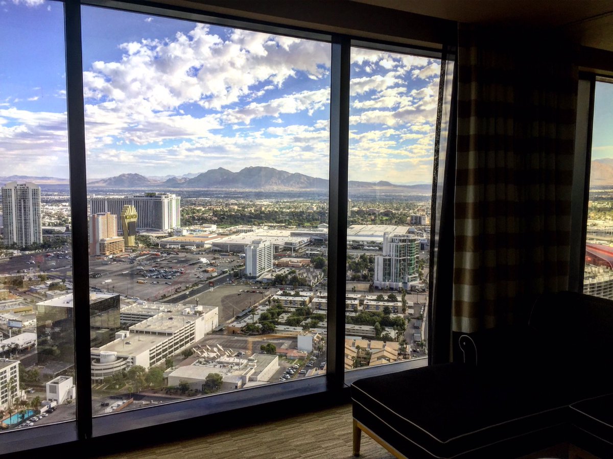 ManSeeksAdventr's tweet photo. Gorgeous room &amp; what a nice view, however service is better at much lesser #hotels than @WynnLasVegas #encoretower more on @ManSeeksAdventr https://t.co/BuQtHR1jXs