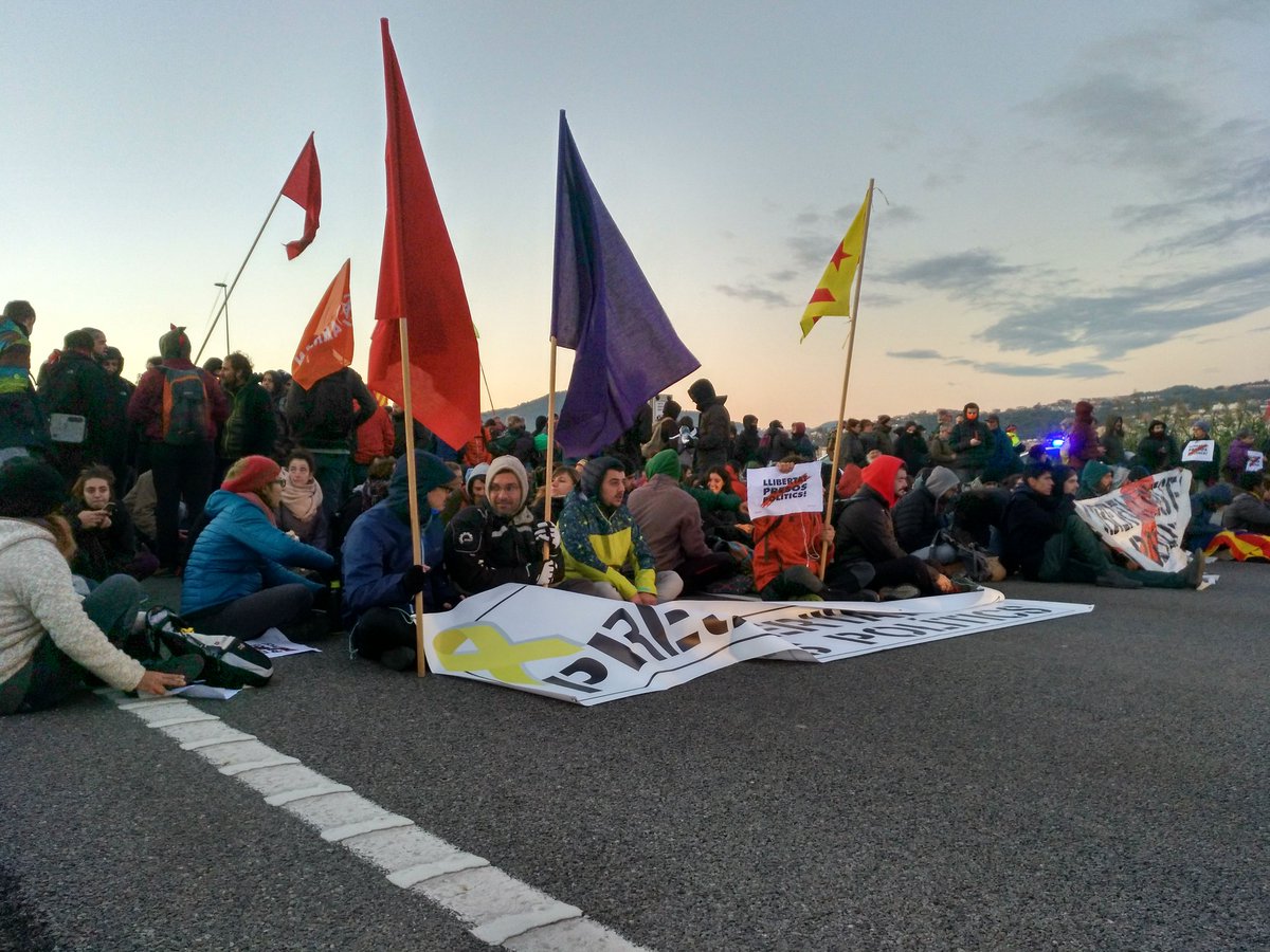 CorberaCdr's tweet photo. Acces a BCN tallat per la B-23. Sols el poble salva al poble.#Llibertatpresospolitics https://t.co/NQvNrzti6B